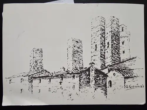 Eine Schwarz-Weiß-Zeichnung zeigt eine historische Stadtansicht mit mehreren hohen, schlanken Türmen und darunterliegenden Gebäuden.