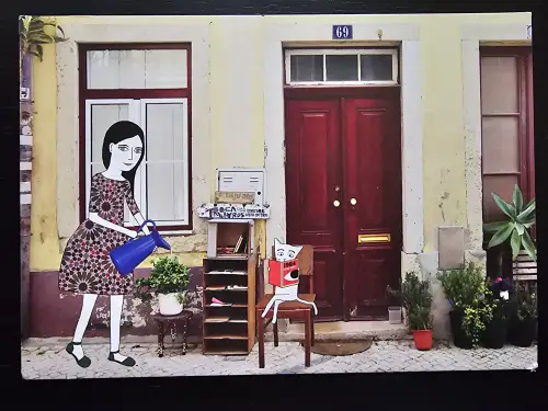 Eine gezeichnete Frau gießt eine Pflanze vor einem Haus mit roter Tür, während eine Katze auf einem Stuhl sitzt und ein Buch liest.