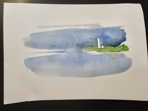 Ein Aquarellbild zeigt einen weißen Leuchtturm auf einer grünen Landzunge, umgeben von blauem Wasser und Himmel.