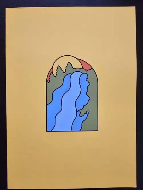 Ein gelbes Blatt zeigt eine stilisierte Landschaft in einem Bogen, mit grünen Bergen, einer gelben Sonne und einem blauen Wasserfall.