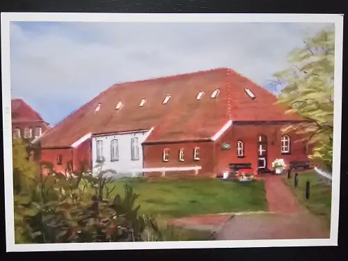 Ein Gemälde zeigt ein großes, rotes Bauernhaus mit Ziegeldach, umgeben von grüner Landschaft unter hellem Himmel.