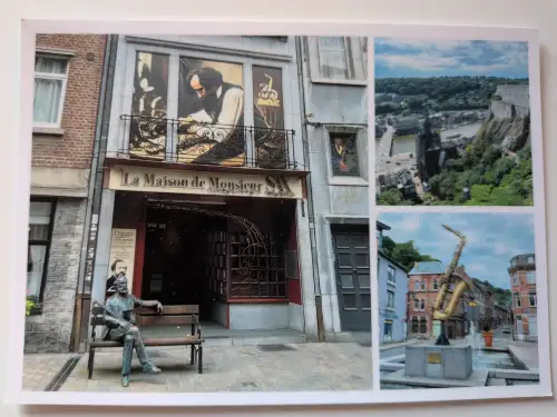 Eine Collage zeigt Adolphe Sax' Geburtshaus mit seiner Statue, einen Saxophon-Brunnen und eine Stadtansicht von Dinant mit Festung.