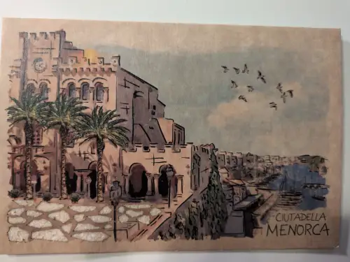 Eine stilisierte Ansicht von Ciutadella, Menorca, zeigt ein großes Gebäude mit Palmen, einen Hafen mit Booten und Vögel am Himmel.