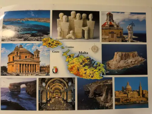 Eine Collage zeigt eine Landkarte von Malta, Gozo und Comino, umgeben von verschiedenen Natur- und Kultursehenswürdigkeiten der Inseln.