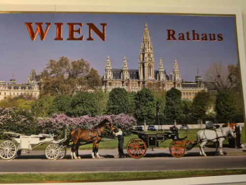 Das Wiener Rathaus erhebt sich hinter einem blühenden Park mit zwei Fiakern und ihren Kutschern im Vordergrund, darüber steht "WIEN Rathaus".