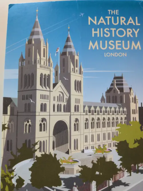 Eine stilisierte Illustration des Natural History Museum in London mit seinen markanten Türmen unter blauem Himmel.