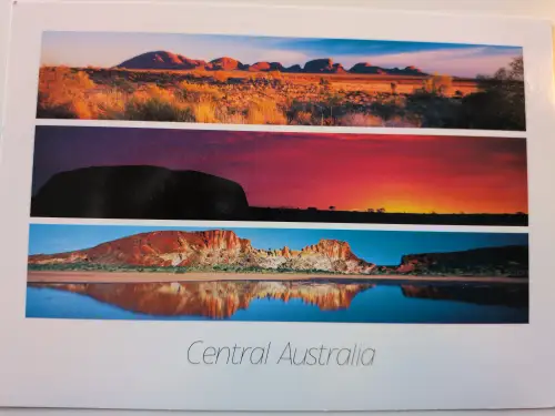 Drei Panoramabilder zeigen die vielfältigen Landschaften Zentralaustraliens: eine weite Wüste mit roten Hügeln, Uluru bei dramatischem Sonnenuntergang und eine Felsformation, die sich in einem See spiegelt.