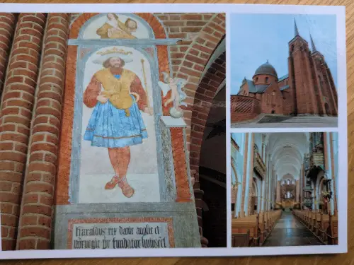 Eine Postkarte zeigt drei Aufnahmen einer historischen Kathedrale: links ein Wandgemälde eines gekrönten Königs, rechts oben die Außenansicht mit Türmen und rechts unten das Kircheninnere mit Bänken.