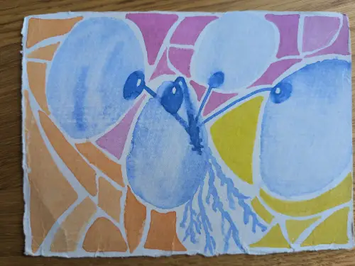 Ein abstraktes Aquarell zeigt hellblaue, organische Formen, die durch dunkelblaue Linien verbunden sind, umgeben von einem Mosaik aus orangefarbenen, pinken und gelben Flächen.