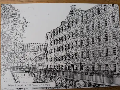 Eine detaillierte Schwarz-Weiß-Zeichnung zeigt die große Steinfabrik "New Lanark - Mill Number Three" mit einer Giebeluhr und vielen Fenstern, davor einen Fluss mit Zaun und links Bäume.