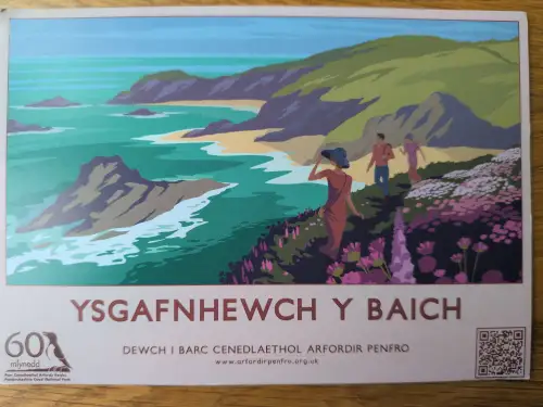 Ein stilisiertes Bild zeigt eine Küstenlandschaft mit grünen Klippen, türkisfarbenem Meer und drei Wanderern auf einem blühenden Pfad.