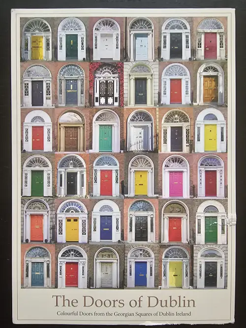 Eine Rasteransicht zeigt 36 farbenfrohe Türen aus Dublin mit ihren typischen Oberlichtern und verzierten weißen Rahmen.
