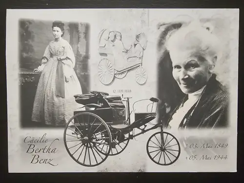 Eine Schwarz-Weiß-Collage zeigt Bertha Benz in jungen und alten Jahren, umgeben von Abbildungen ihres dreirädrigen Automobils und ihren Lebensdaten.