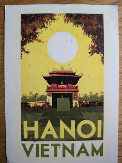Ein stilisiertes Reiseplakat für Hanoi, Vietnam, zeigt ein rotes Tempelgebäude vor gelbem Himmel mit einer großen weißen Sonne und dunklen Bäumen.