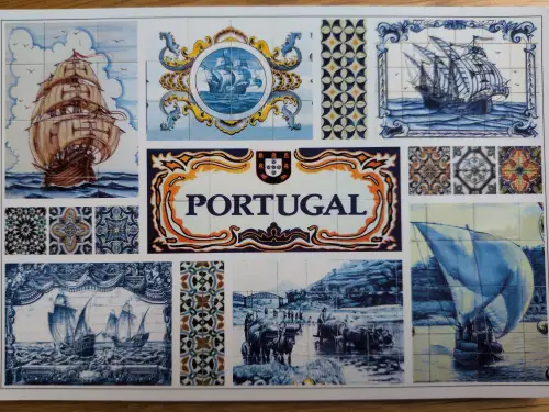 Eine Collage aus portugiesischen Azulejo-Kacheln zeigt Segelschiffe, traditionelle Muster, ländliche Szenen und den Schriftzug "PORTUGAL".