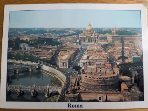 Ein Panorama von Rom zeigt den Tiber mit Brücken, die Engelsburg und den Petersdom im Hintergrund unter einem hellblauen Himmel.