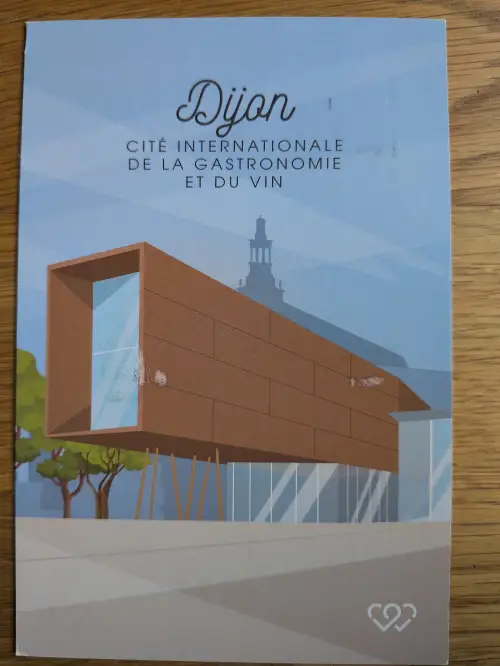 Stilisierte Illustration der Cité Internationale de la Gastronomie et du Vin in Dijon, mit einem modernen Gebäude und einem historischen Turm im Hintergrund.