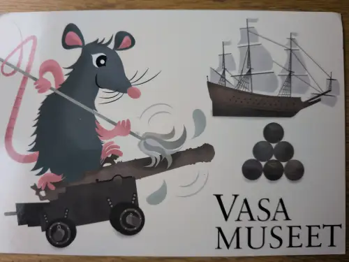 Ein großes Cartoon-Ratte wischt eine Kanone, daneben sind ein historisches Segelschiff, Kanonenkugeln und der Schriftzug "VASA MUSEET" abgebildet.