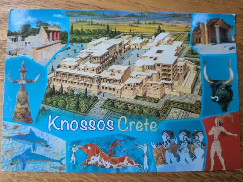 Die Postkarte zeigt eine Collage mit einer Rekonstruktion des Palastes von Knossos auf Kreta, umgeben von Fotos der Ruinen und Darstellungen minoischer Kunst.