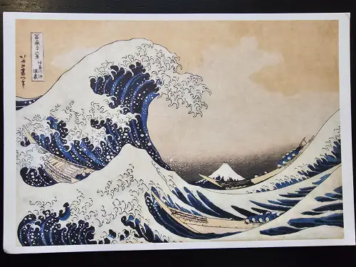 Der berühmte japanische Holzschnitt von Hokusai zeigt eine riesige blaue Welle, die Boote bedroht, mit dem Berg Fuji im Hintergrund.