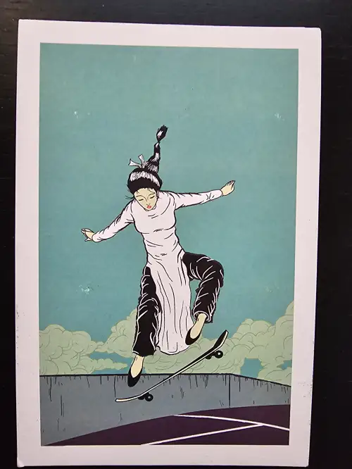 Eine Frau im Áo dài springt mit einem Skateboard über eine Rampe.