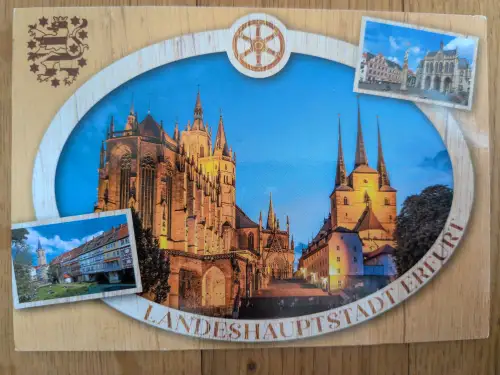Eine Postkarte zeigt die Landeshauptstadt Erfurt mit einer großen Nachtansicht des beleuchteten Doms und der Severikirche sowie kleineren Tagesansichten des Rathauses und der Krämerbrücke.