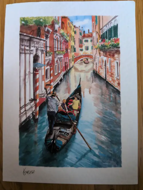 Eine Gondel mit Gondoliere und Passagieren fährt auf einem venezianischen Kanal, umgeben von farbenfrohen Häusern und einer Brücke.