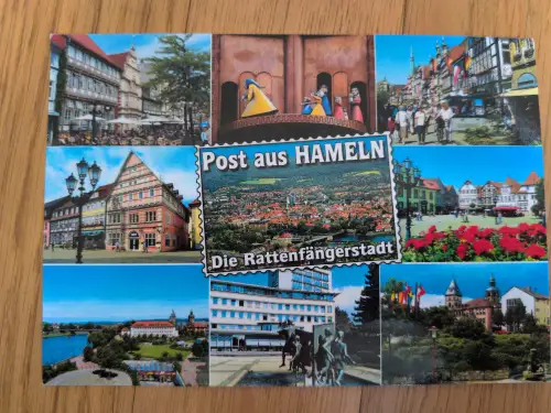 Das Bild ist eine Postkarten-Collage mit verschiedenen Ansichten von Hameln, darunter historische Gebäude, Stadtpanoramen und Darstellungen der Rattenfänger-Legende.