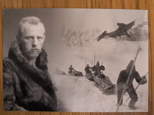 Ein Schwarz-Weiß-Bild zeigt links ein Porträt eines Mannes mit Schnurrbart in Pelzkleidung und rechts Szenen von Polarforschern, die Schlitten durch eine verschneite Eislandschaft ziehen.