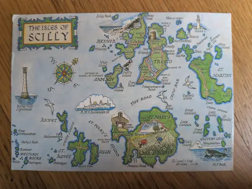 Eine farbenfrohe, illustrierte Karte der Scilly-Inseln, die die einzelnen Inseln und ihre Sehenswürdigkeiten zeigt.