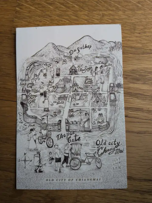 Eine detaillierte, handgezeichnete Schwarz-Weiß-Illustration der Altstadt von Chiang Mai mit Bergen, Tempeln, Toren und lokalen Szenen.