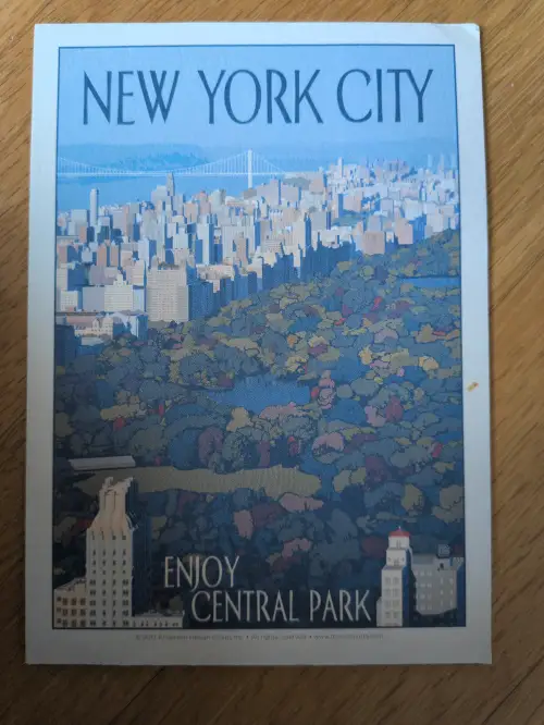 Ein stilisiertes Bild von New York City zeigt den Central Park im Vordergrund, die Skyline dahinter und ist mit "NEW YORK CITY" sowie "ENJOY CENTRAL PARK" beschriftet.