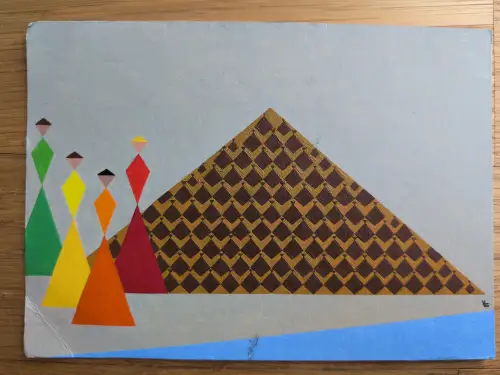 Vier bunte, stilisierte Figuren stehen vor einer großen, gemusterten braunen Pyramide, unter einem hellblauen Himmel und über einem blauen Streifen am unteren Rand.