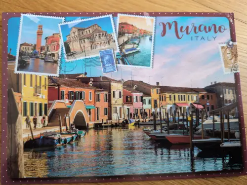Diese Postkarte aus Murano, Italien, zeigt einen Kanal mit bunten Häusern und Booten, ergänzt durch drei kleinere Ansichten der Insel.