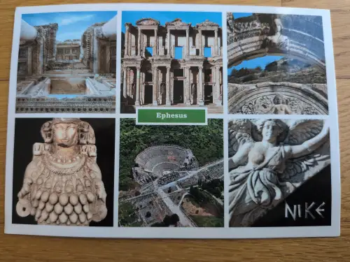 Eine Postkarte zeigt sechs Bilder der antiken Stadt Ephesus, darunter die Ruinen der Celsus-Bibliothek, das Große Theater und verschiedene Statuen.