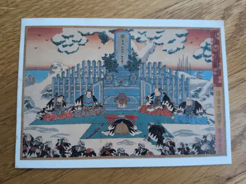 Ein japanischer Farbholzschnitt zeigt eine Gruppe traditionell gekleideter Personen in einer verschneiten Landschaft vor einem großen Monument.