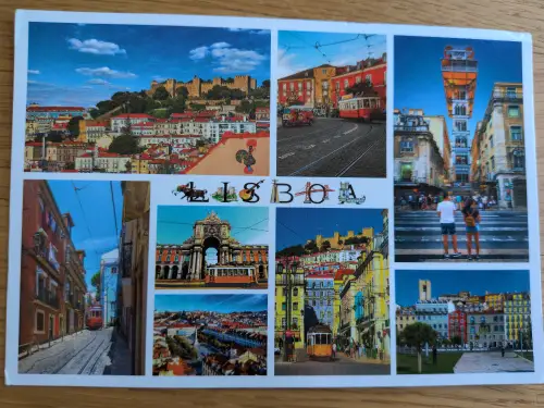 Eine bunte Postkarte zeigt eine Collage von Lissabon mit seinen typischen Sehenswürdigkeiten wie Burgen, historischen Straßenbahnen und dem Schriftzug "LISBOA" aus symbolischen Motiven.