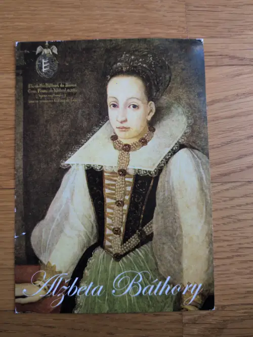 Es ist ein Porträt von Alžbeta Báthory in eleganter Renaissance-Kleidung mit einem großen weißen Kragen und reichem Perlenschmuck.
