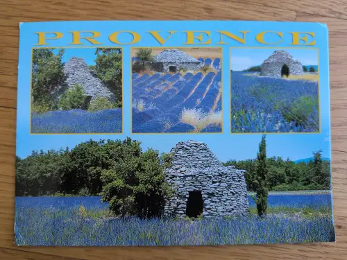 Eine Postkarte mit dem Schriftzug „PROVENCE“ zeigt lila Lavendelfelder und traditionelle Steinhütten.