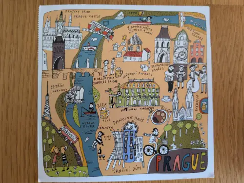 Eine farbenfrohe, verspielte Cartoon-Karte von Prag zeigt die Stadt mit ihren Wahrzeichen, dem Fluss Moldau und lebhaften Szenen.