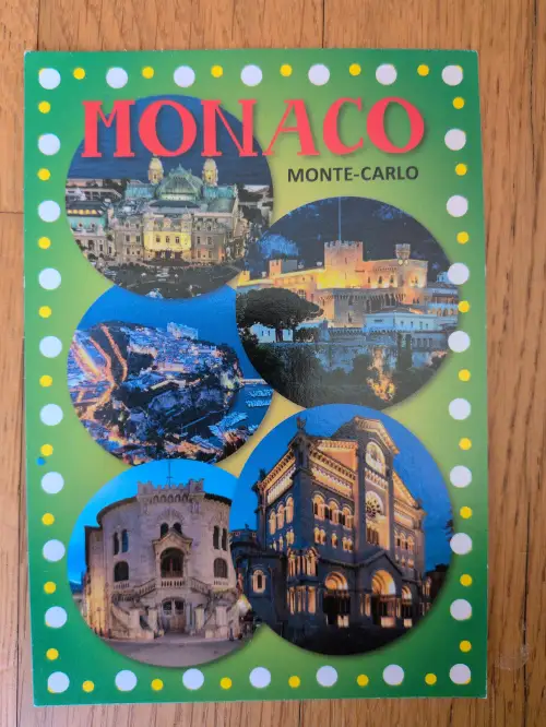 Eine Postkarte mit dem Titel "MONACO MONTE-CARLO" zeigt fünf runde Nachtansichten der Stadt mit beleuchteten Gebäuden und Landschaften, umrahmt von einem grünen Rand mit weißen und gelben Punkten.