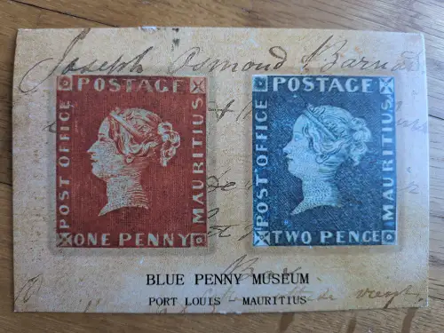 Zwei historische Briefmarken von Mauritius, eine rote One Penny und eine blaue Two Pence mit Königin Victoria, sind auf einem Dokument des Blue Penny Museums abgebildet.