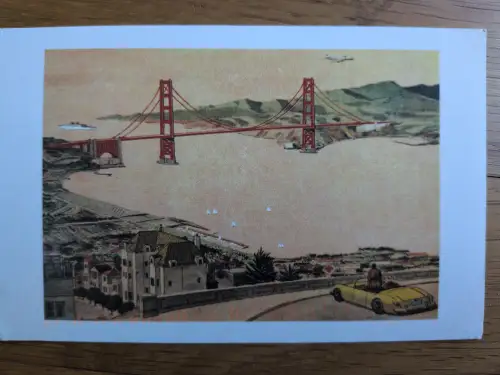Das Bild zeigt die rote Golden Gate Bridge über einer Bucht, eine Stadt im Vordergrund und ein gelbes Cabrio auf einer kurvigen Straße.