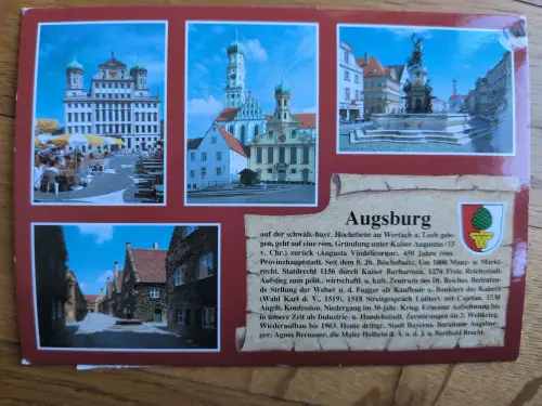 Eine Collage zeigt verschiedene Ansichten der Stadt Augsburg mit ihren historischen Gebäuden, belebten Plätzen und einem erklärenden Text inklusive Stadtwappen.