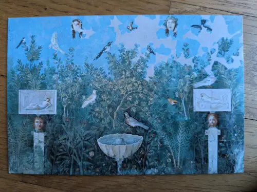 Ein antikes Fresko zeigt einen üppigen Garten mit verschiedenen Vögeln, einem Brunnen und mythologischen Figuren unter einem hellblauen Himmel.
