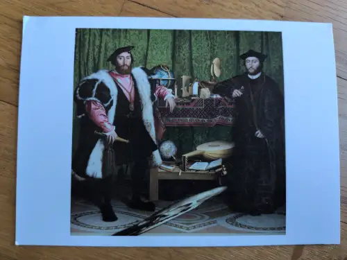 Ein Gemälde zeigt zwei Männer in historischen Gewändern, die neben einem Tisch mit Instrumenten stehen, im Vordergrund ein verzerrter Schädel.