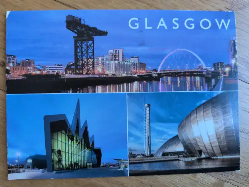 Eine Collage von nächtlichen Ansichten Glasgows mit modernen Gebäuden, einer beleuchteten Brücke und dem Finnieston Crane.