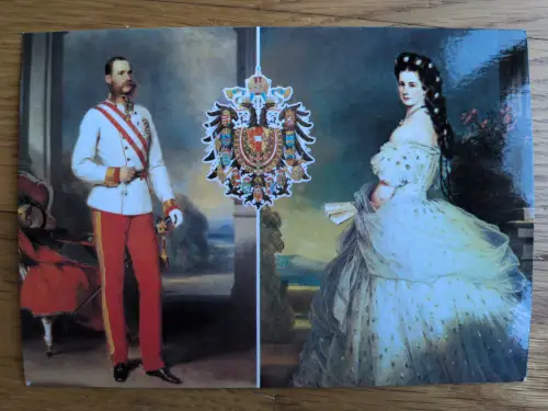 Das Bild zeigt zwei historische Porträts, links einen Mann in Uniform und rechts eine Frau im Ballkleid, getrennt durch ein großes, verziertes Wappen.