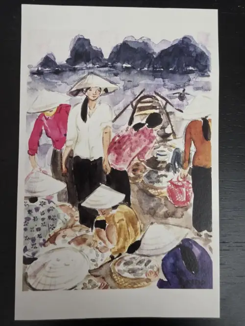 Aquarell eines asiatischen Fischmarktes am Wasser mit Frauen in Kegelhüten, die Meeresfrüchte vor Bergen verkaufen.