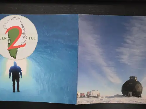 Dieses zweigeteilte Bild zeigt links eine Person in einer leuchtend blauen Eishöhle unter dem Logo „GREEN 2 ICE“ und rechts eine arktische Forschungsstation mit einer dunklen Kuppel im Schnee.